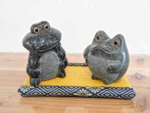 二匹の蛙らしくない 面白いカエル 有限会社 近畿石材